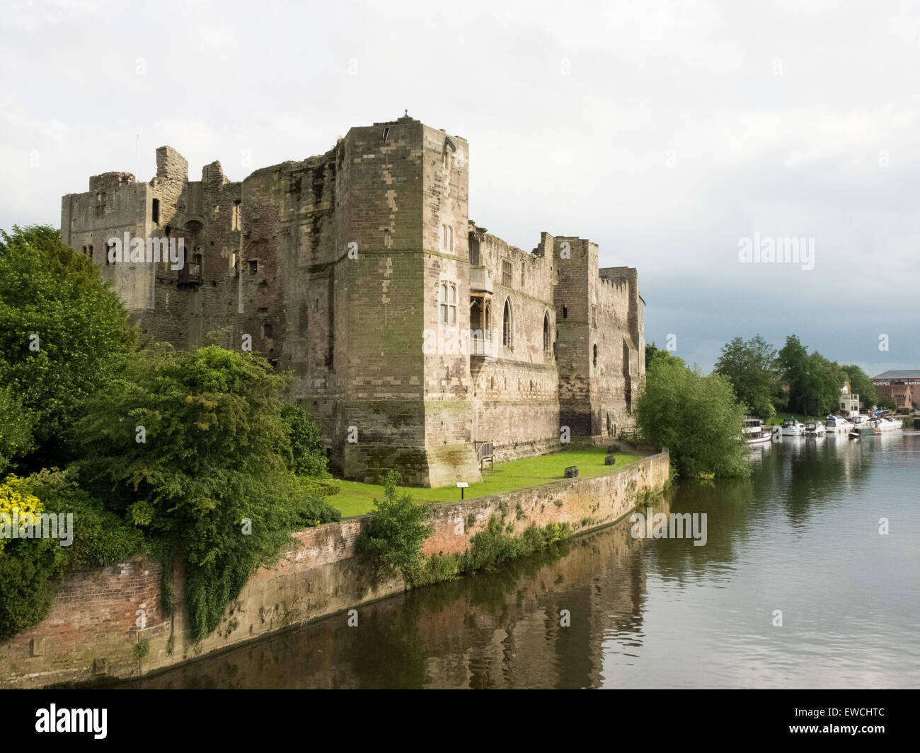 Newark Castle visto attraverso il Fiume Trento verso il centro della città Foto Stock