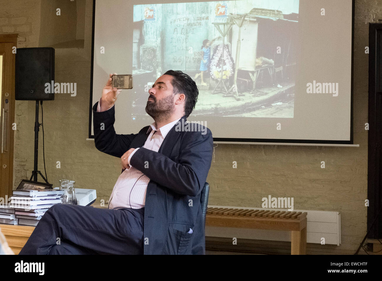 Il fotografo della Magnum Thomas Dworzak nella discussione circa il suo lavoro presso il National Guerra Civile Centro, Newark, Inghilterra. Foto Stock