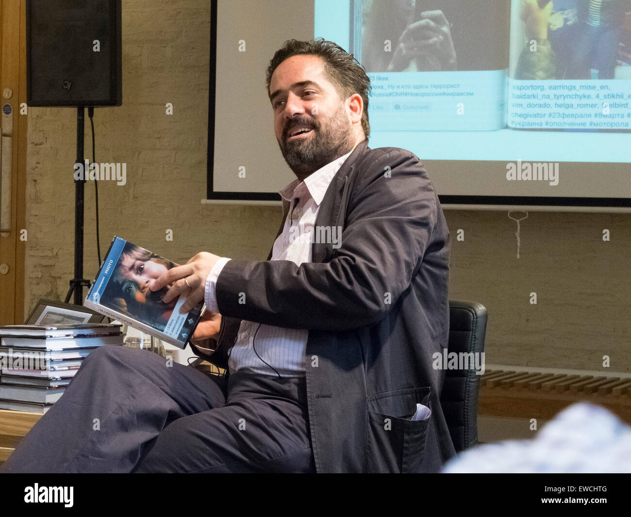 Il fotografo della Magnum Thomas Dworzak nella discussione circa il suo lavoro presso il National Guerra Civile Centro, Newark, Inghilterra. Foto Stock