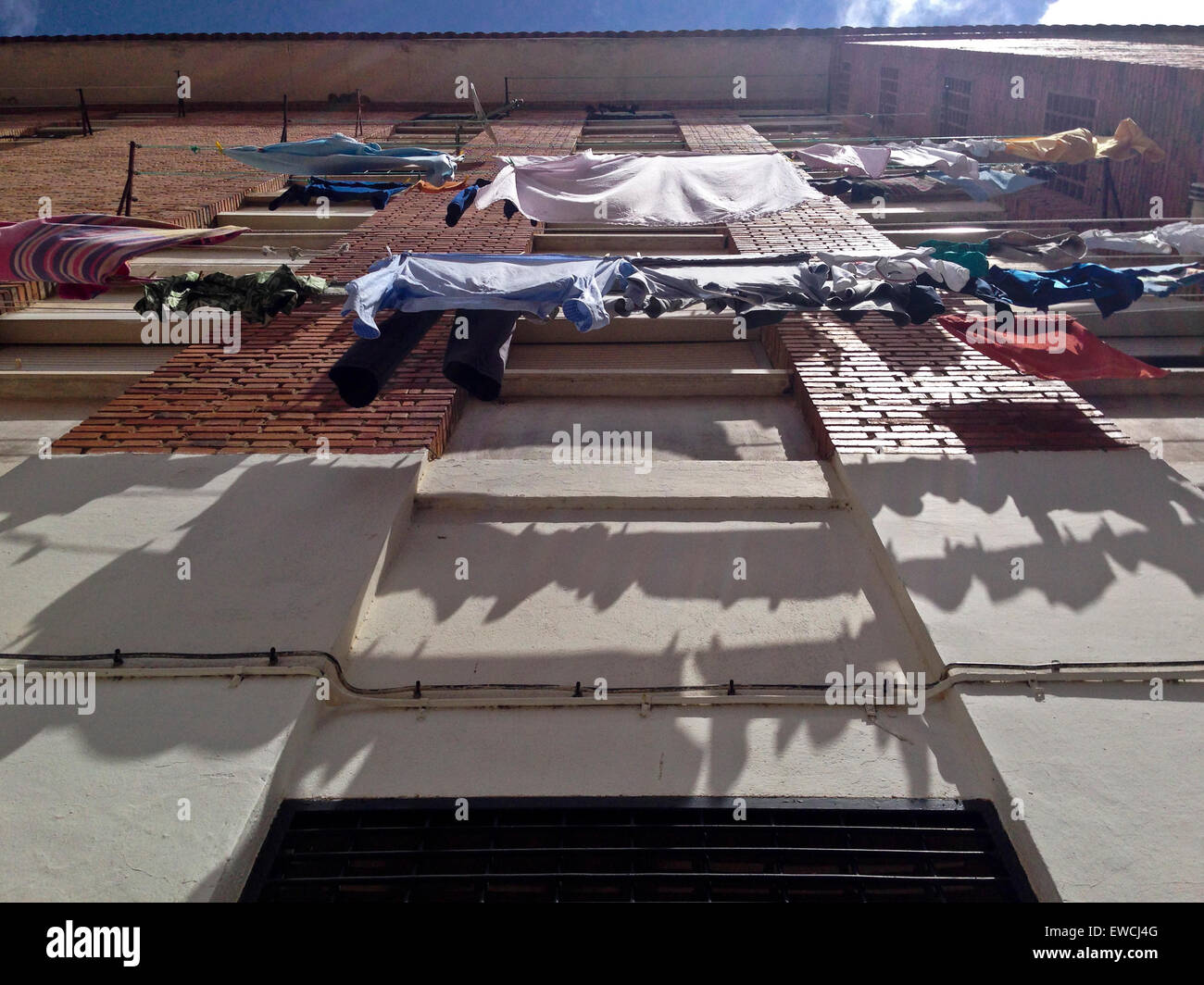 Vestiti appesi ad asciugare su una linea bucato in appartamenti edificio, Badajoz, Spagna Foto Stock