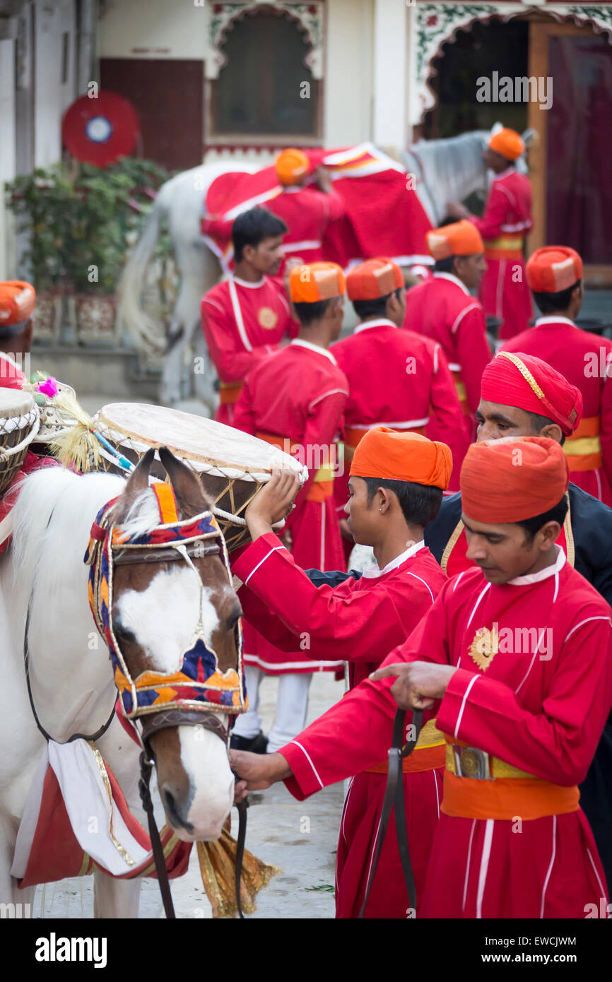 Marwari di cavalli con stallieri attesa per l'inizio del corteo reale facente parte dell'Holi festival. Udaipur, India Foto Stock