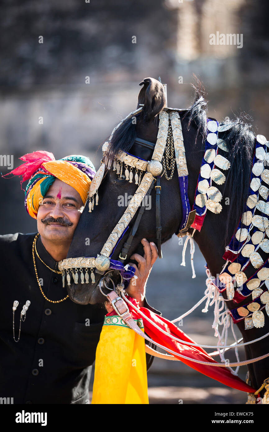 Marwari Horse. Nero cavallo di ballo con il suo orgoglioso proprietario. Rajasthan, India Foto Stock