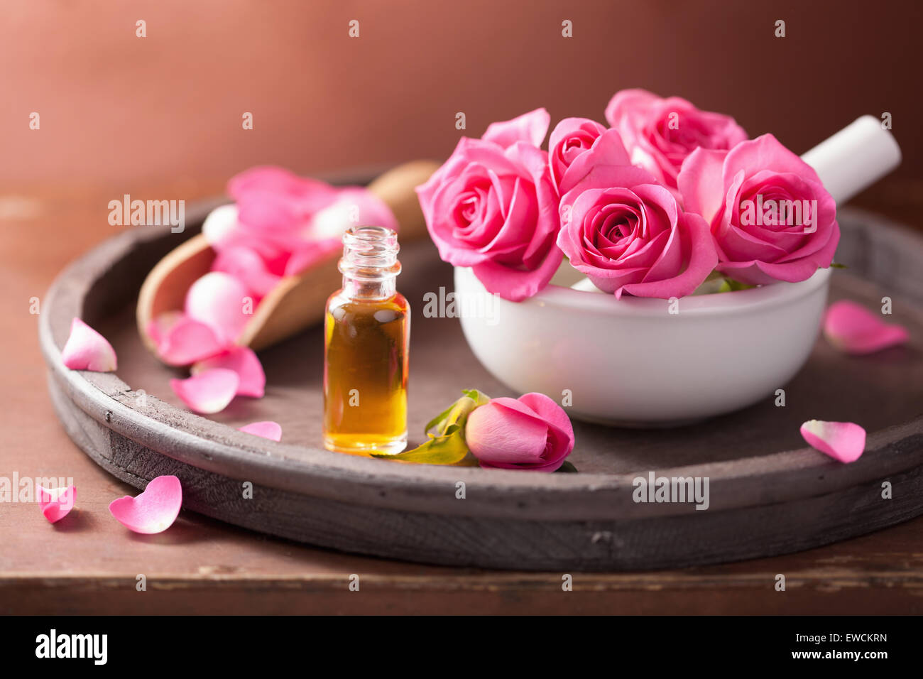 Spa con rose fiori malta e olio essenziale Foto Stock