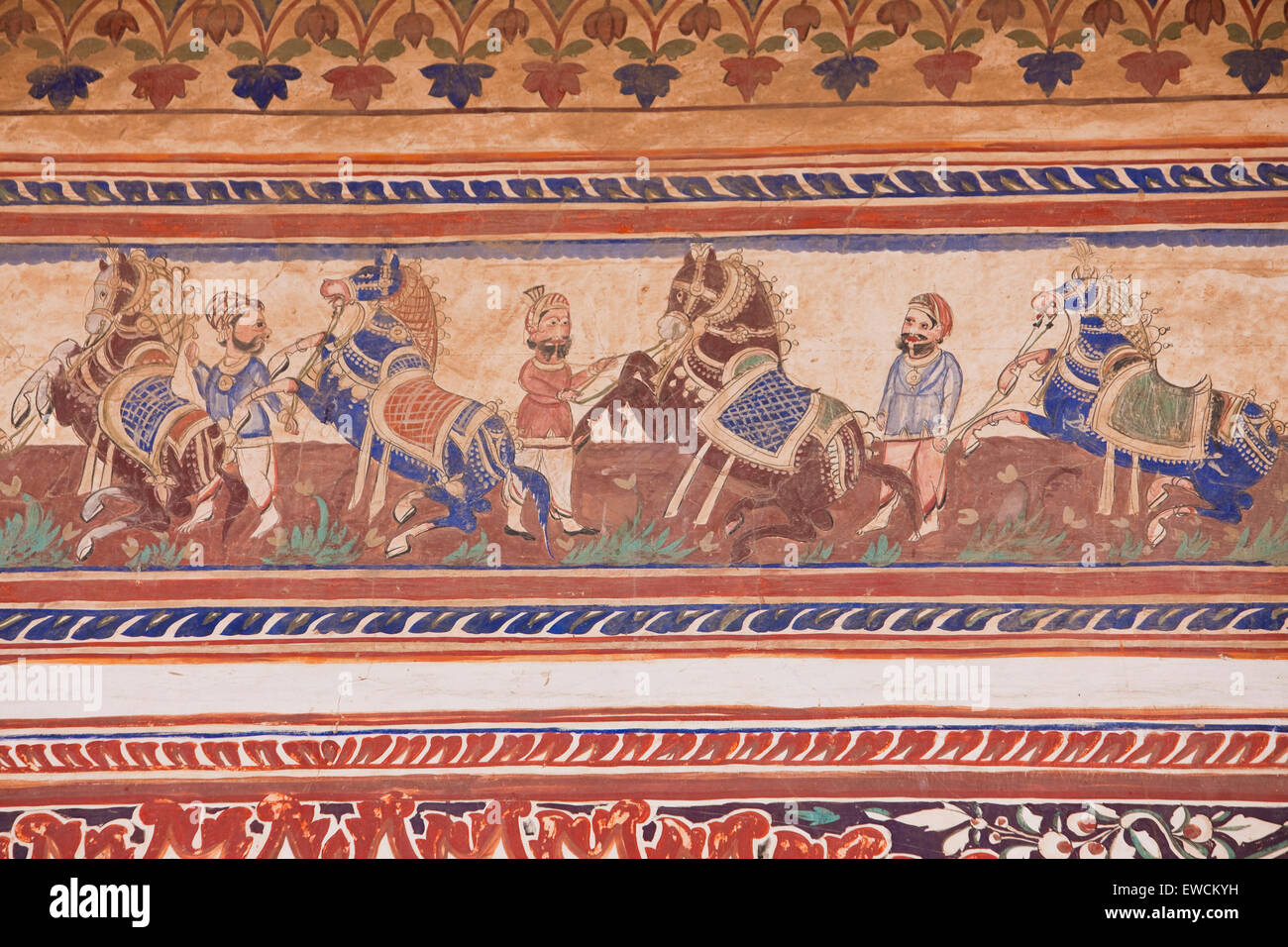 Gli uomini accanto all allevamento di cavalli. Affresco in una residenza privata (Haveli), Nawalgarh, Rajasthan, Indien Foto Stock