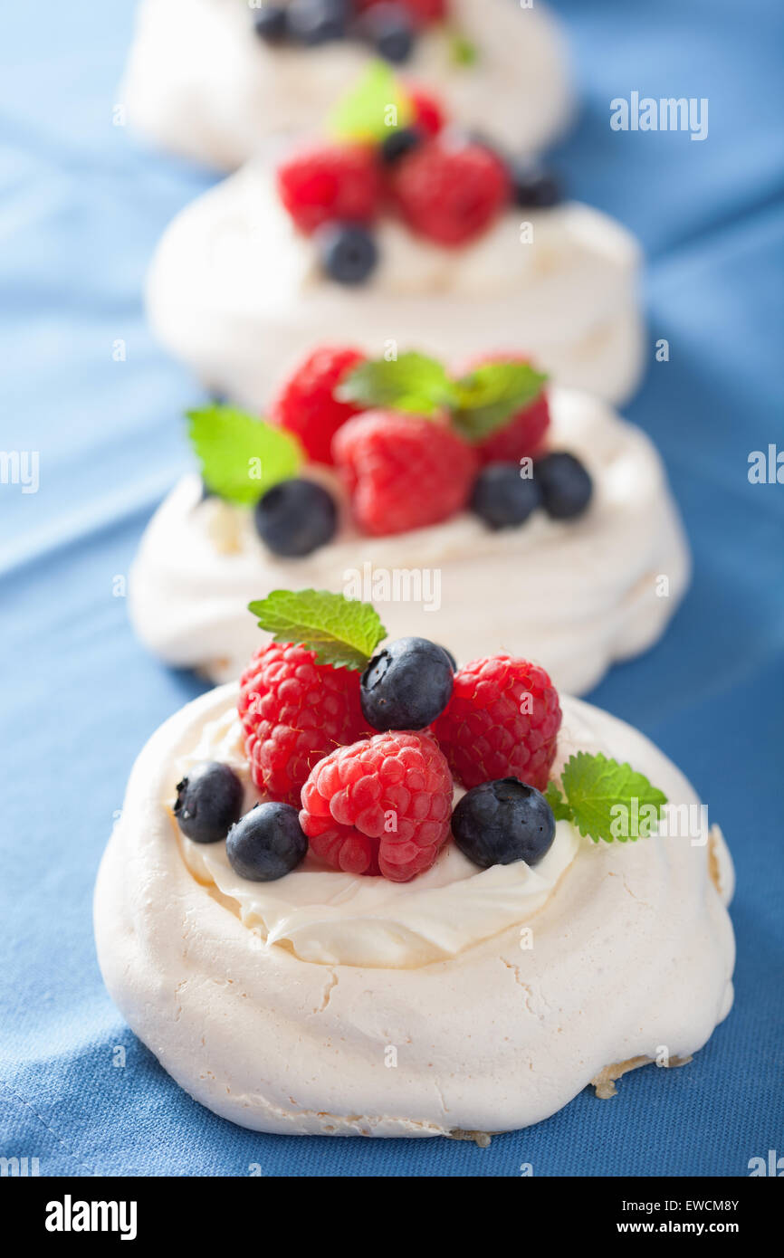 Pavlova meringa torta con crema e berry Foto Stock
