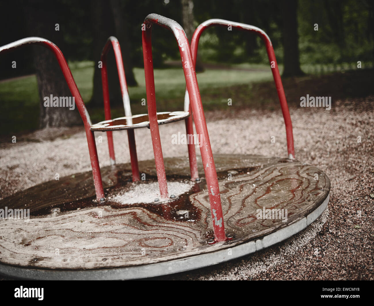 Svuotare i bambini la rotonda nel parco giochi, sinistre sentire, croce immagine elaborata Foto Stock