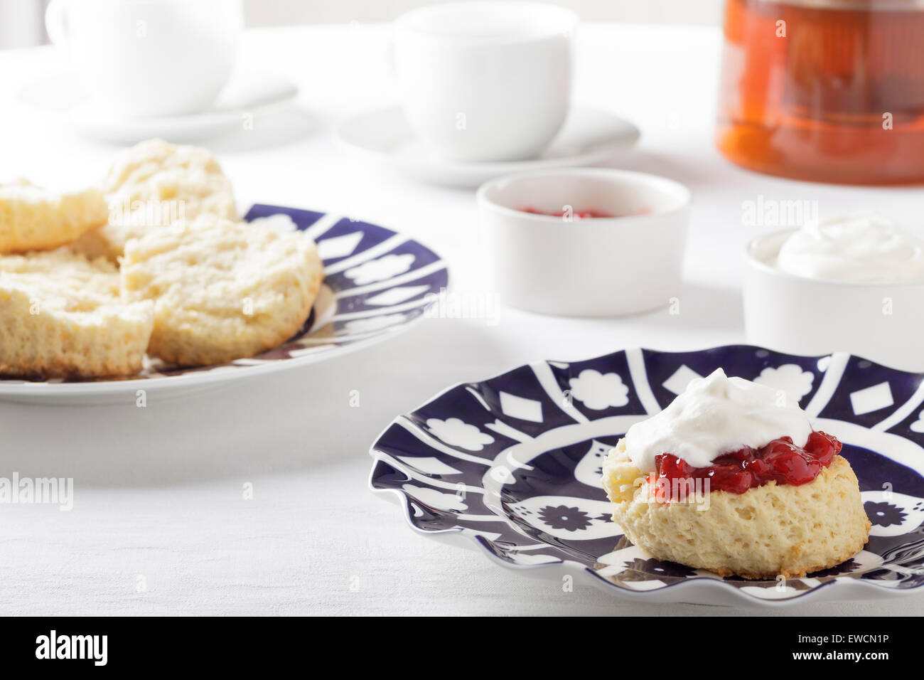 Scones con marmellata e crema di latte Foto Stock