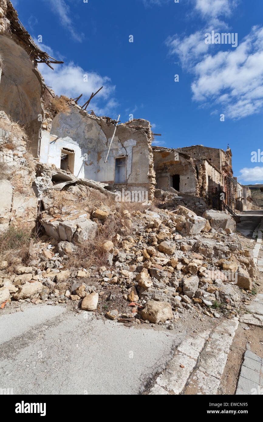 Edifici crollati dopo un terremoto Foto Stock