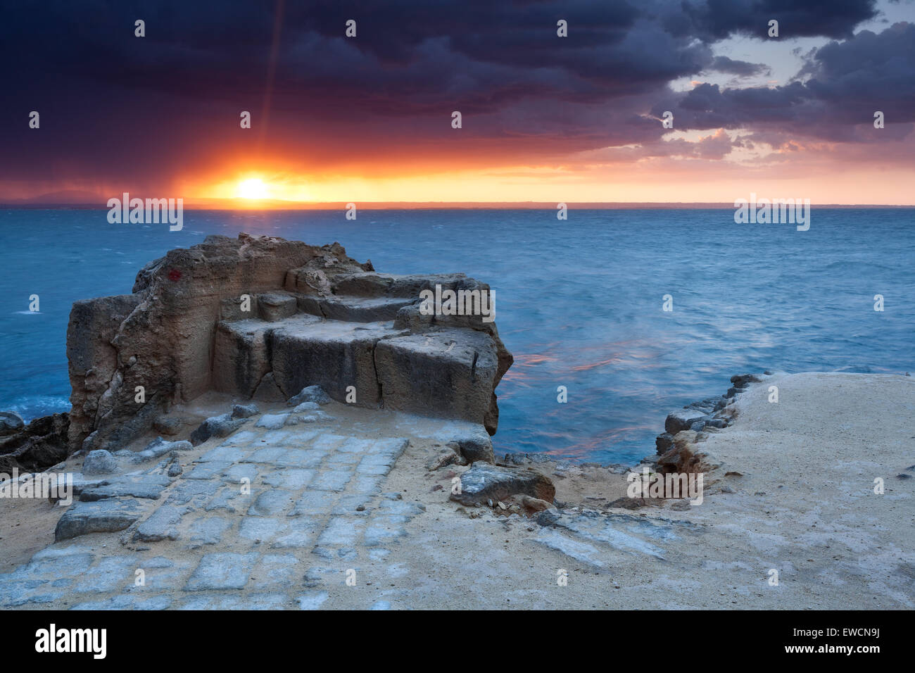 Sunrise drammatico sul mare Mediterraneo Foto Stock