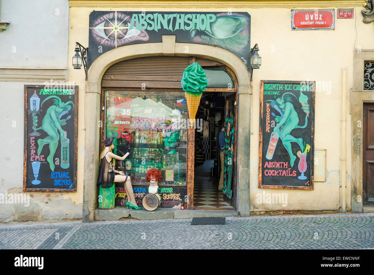 Absinthe bar, vista su un assenzio bar e negozio nel quartiere Hradcany di Praga, Repubblica Ceca. Foto Stock
