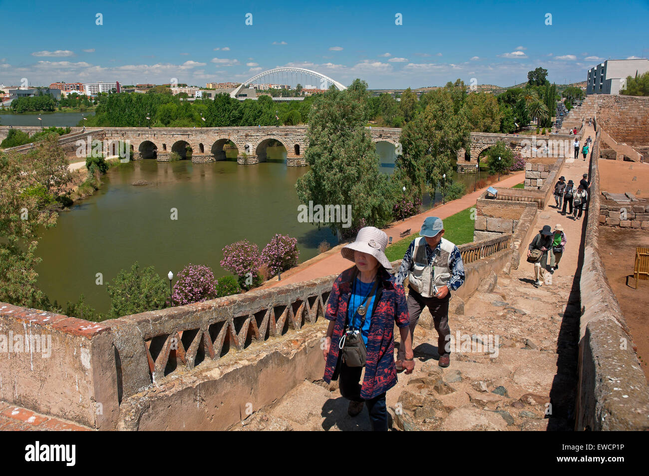Vista dall'Alcazaba, ponte romano oltre il fiume Guadiana (sullo sfondo del Lusitania ponte), Merida, provincia di Badajoz, Foto Stock
