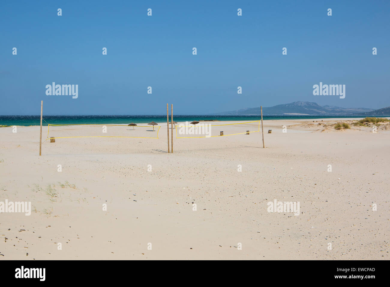 Alcuni ombrelloni nella sabbia sulla spiaggia Foto Stock