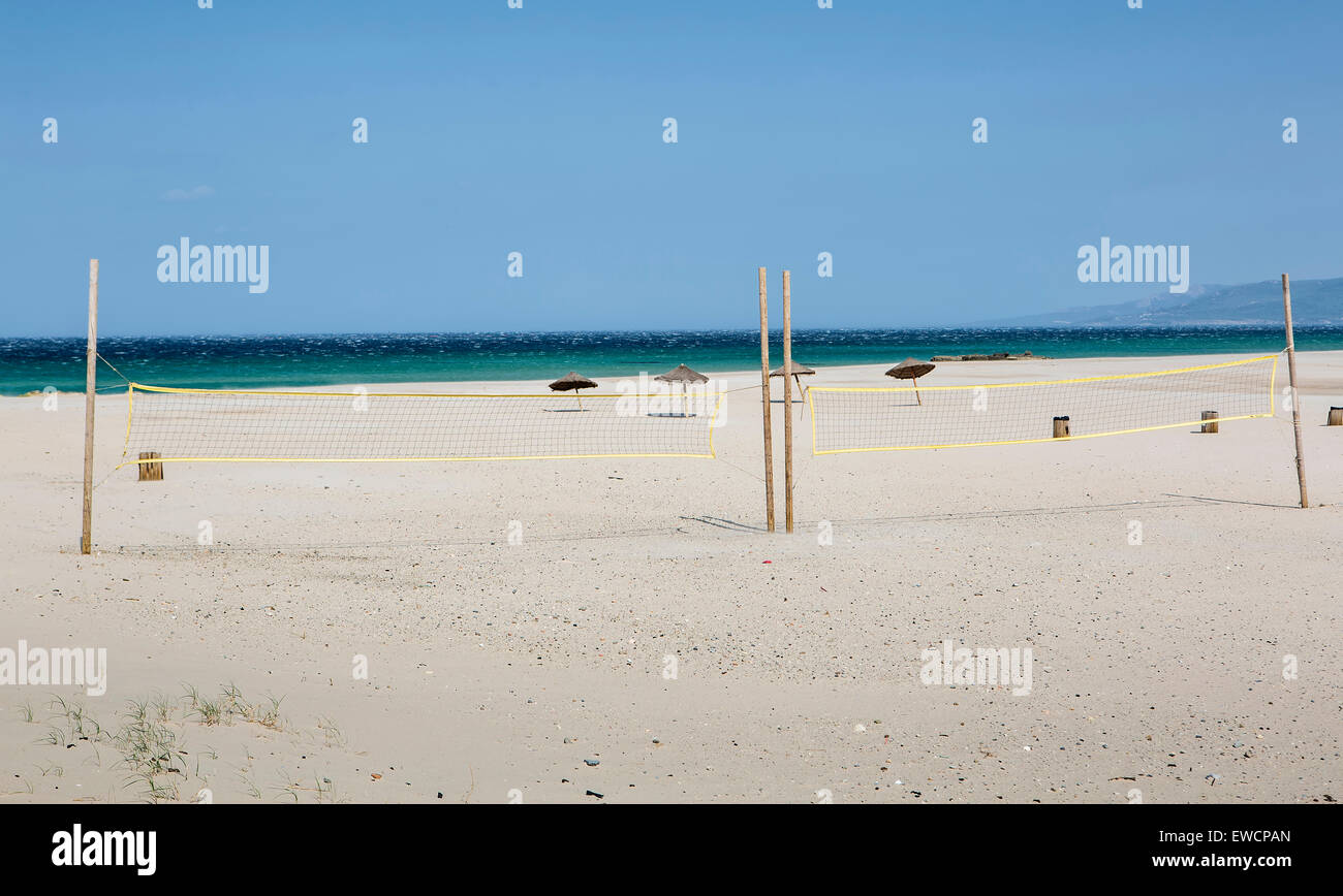 Alcuni ombrelloni nella sabbia sulla spiaggia Foto Stock