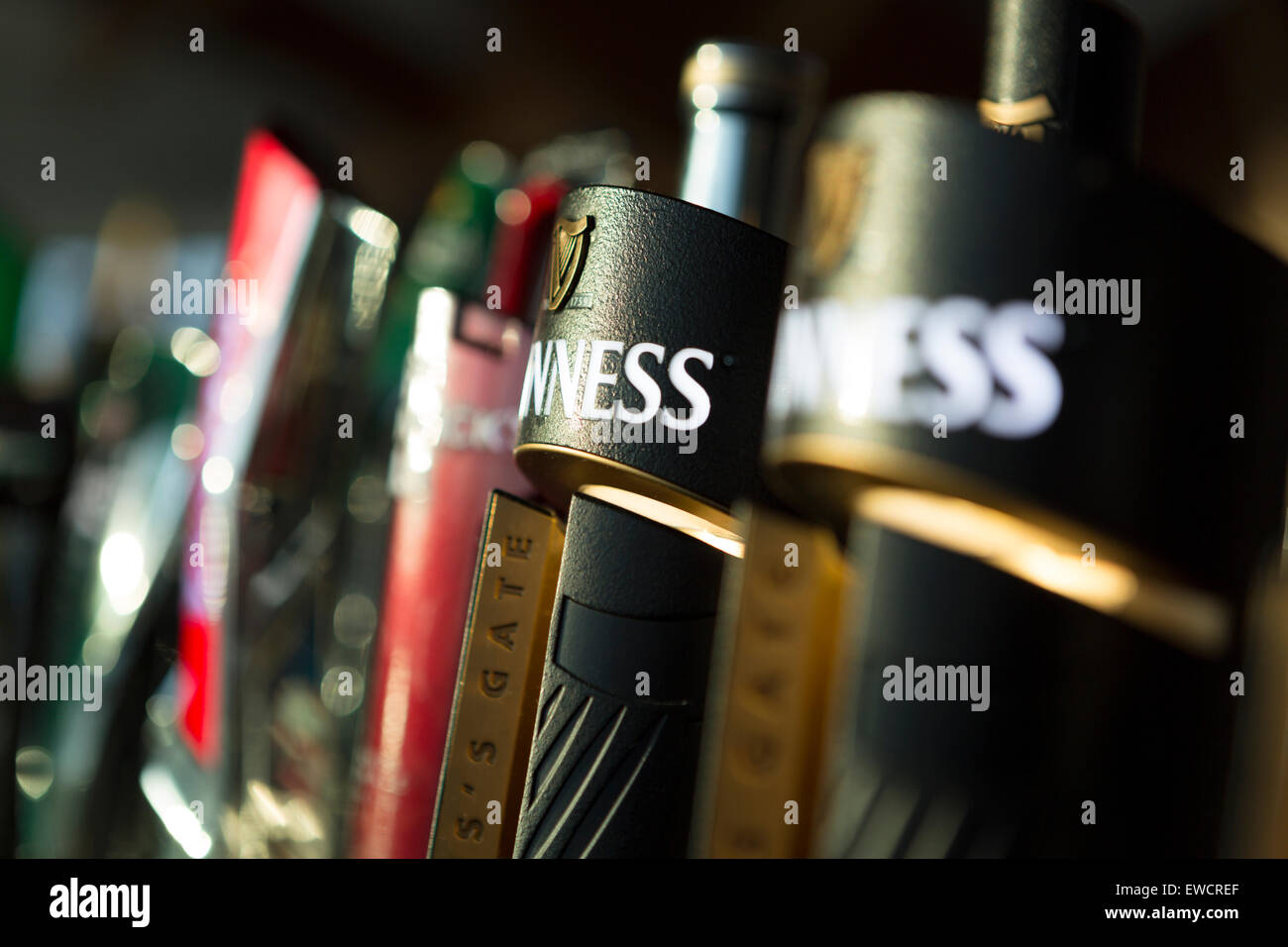 Irlanda, Dublino Guinness bar pompe. Foto Stock