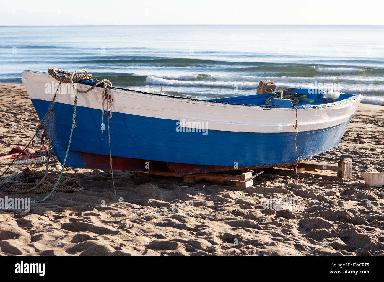 Barca da pesca, tipica della Spagna, nella sabbia sulla spiaggia Foto Stock