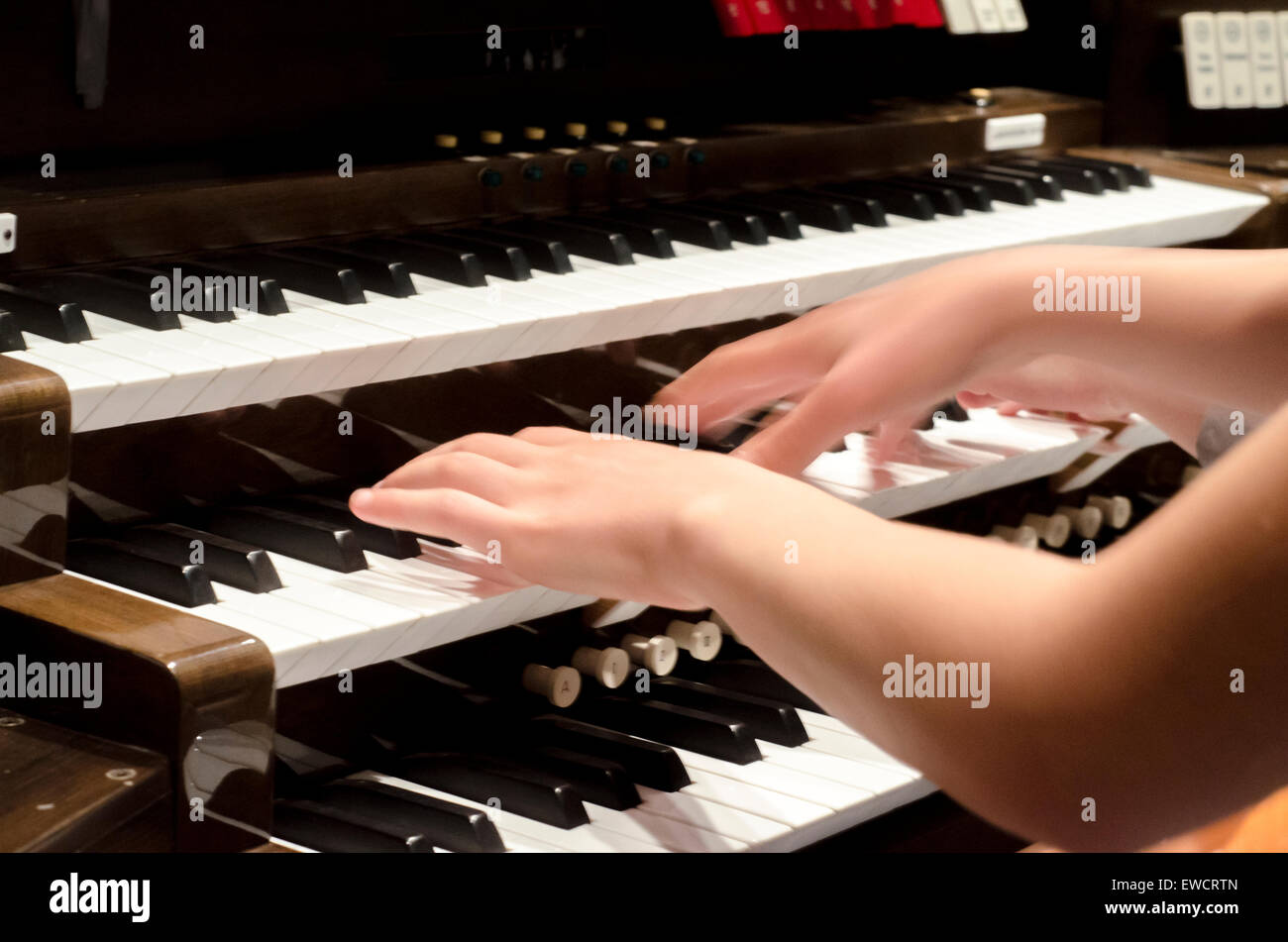 Musicista le mani sulla tastiera di un organo Foto Stock