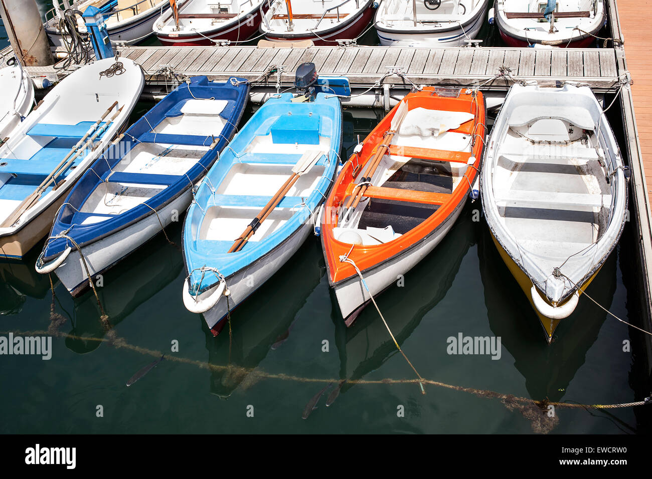 Barche a motore e barche ormeggiate in un porto Foto Stock