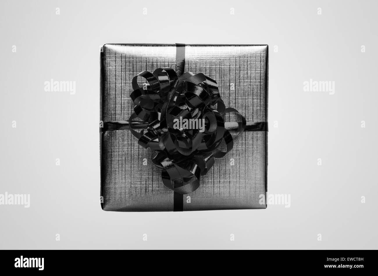 Piccola confezione regalo con un nastro intorno alla scatola Foto Stock
