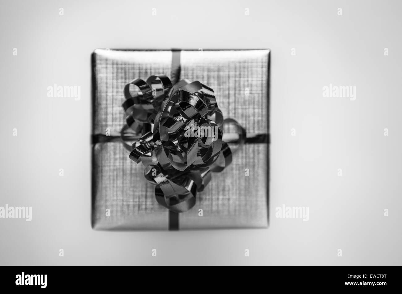 Piccola confezione regalo con un nastro intorno alla scatola Foto Stock