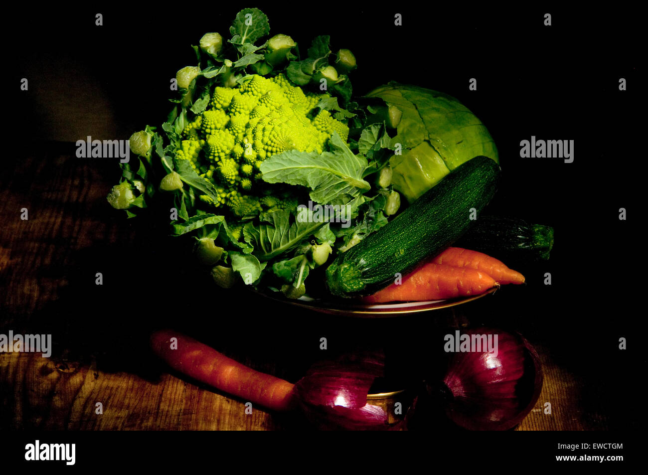 Footed piastra con verdure Foto Stock