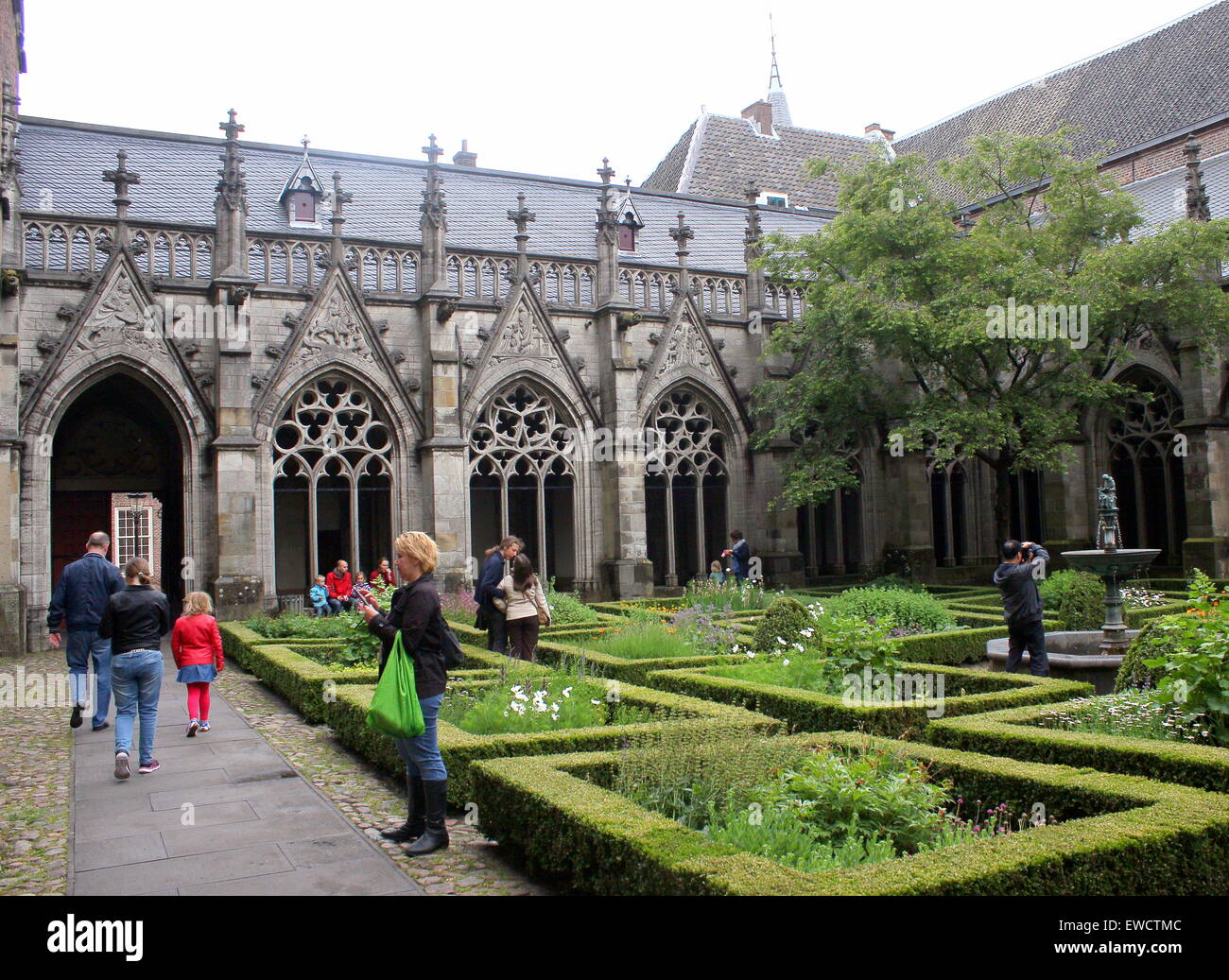 I giardini botanici e il cortile interno (Pandhof) della gotica Chiesa del Duomo o San Martin's Cathedral, Utrecht, Paesi Bassi. Foto Stock