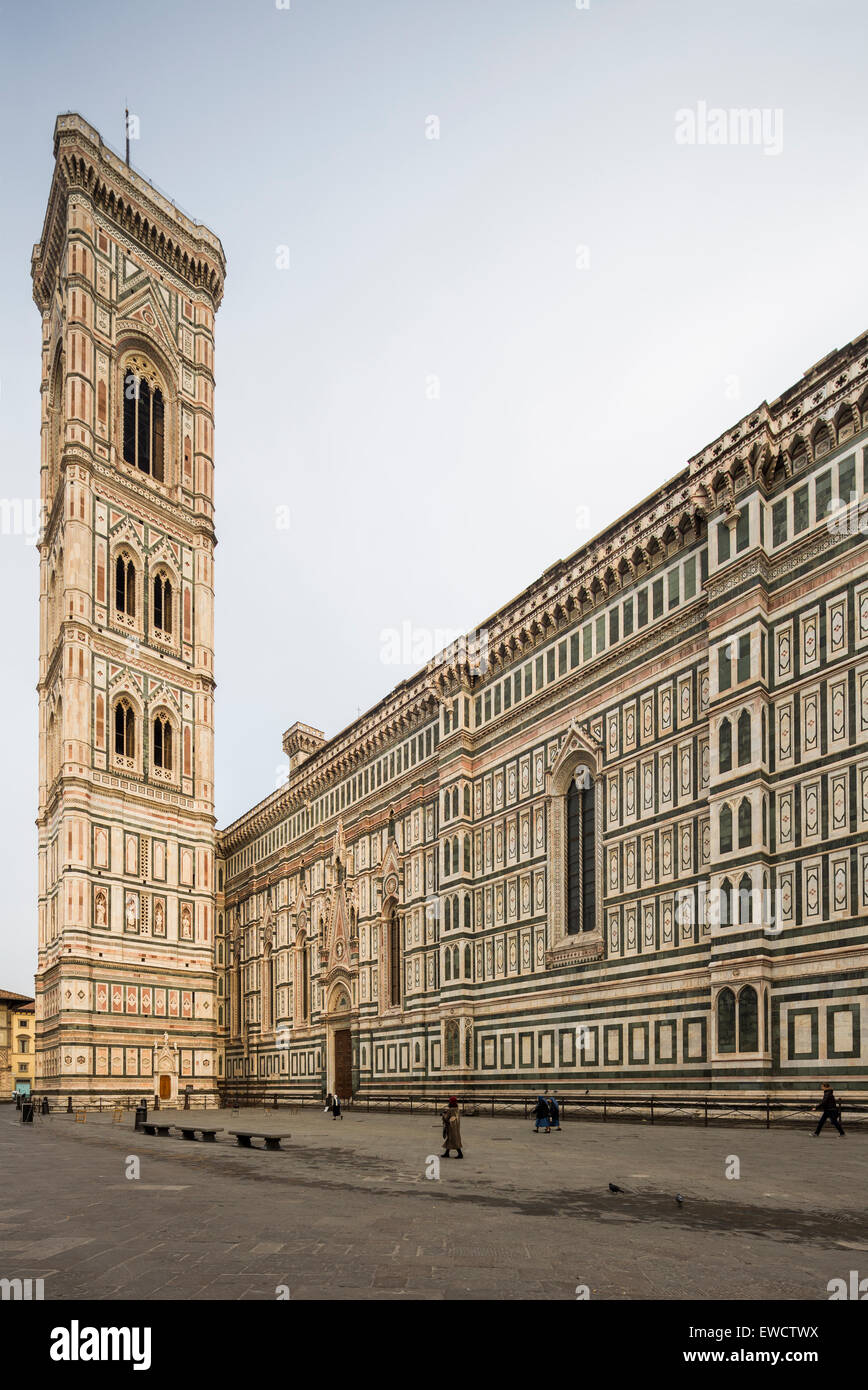 Il campanile e il livello di dettaglio di marmo intarsiato facciata del Duomo di Firenze, Italia Foto Stock