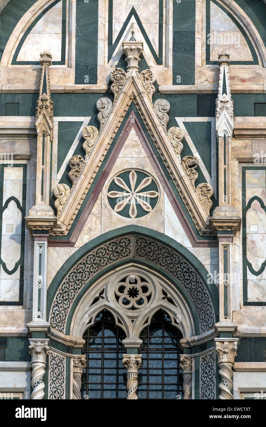 Dettaglio di marmo intarsiato facciata del Duomo di Firenze, Italia Foto Stock