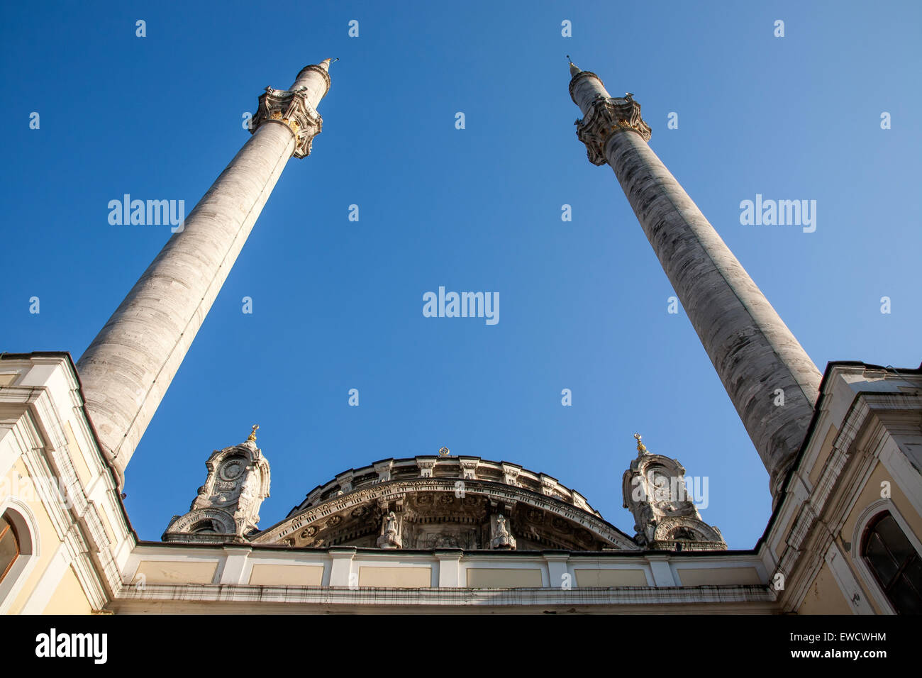 I minareti della Moschea Ortakoy ad Istanbul in Turchia Foto Stock