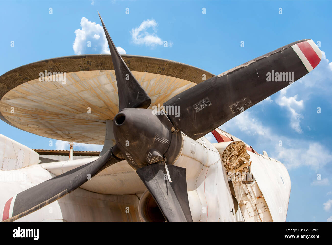 HATZERIM, Israele - 27 Aprile 2015: Northrop Grumman E-2 Hawkeye è un americano all-weather, carrier-capace tactical airborne ea Foto Stock