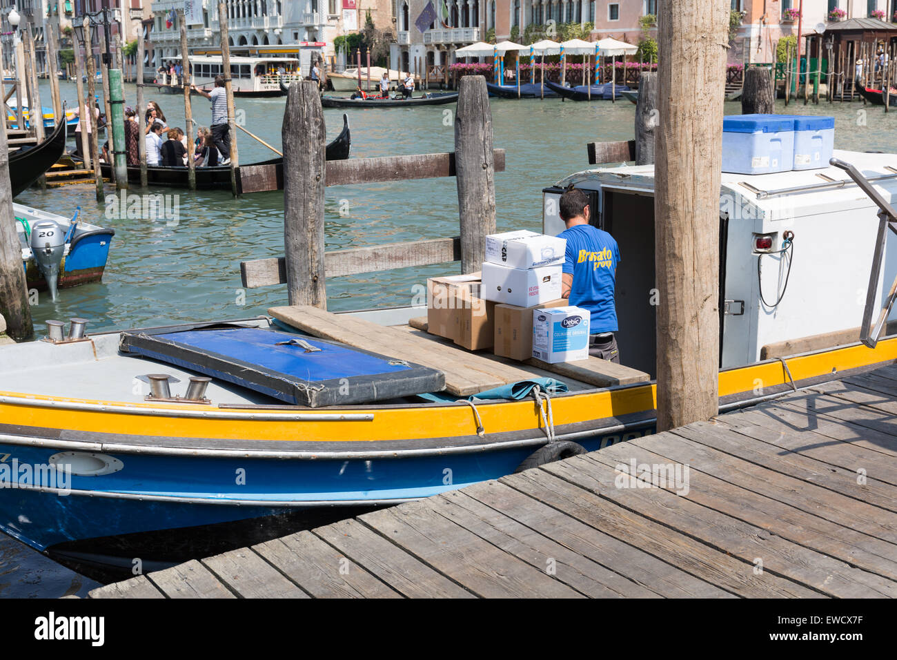 Deliveryman uloading elementi da una barca del Brusato Trasporti Venezia Italia Foto Stock