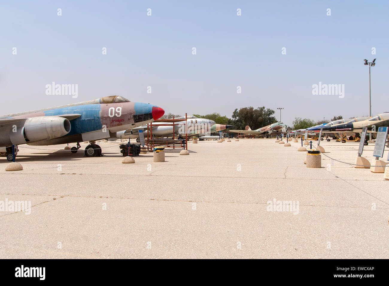 HATZERIM, Israele - 27 Aprile 2015: diversi tipi di getti di militari che hanno servito in IAF sono visualizzati in forza aerea israeliana Museum Foto Stock