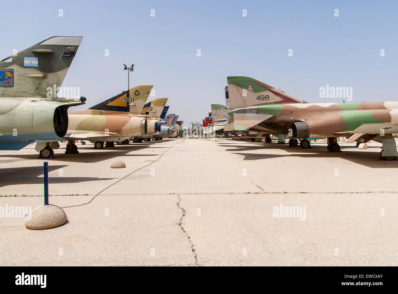 HATZERIM, Israele - 27 Aprile 2015: diversi tipi di getti di militari che hanno servito in IAF sono visualizzati in forza aerea israeliana Museum Foto Stock