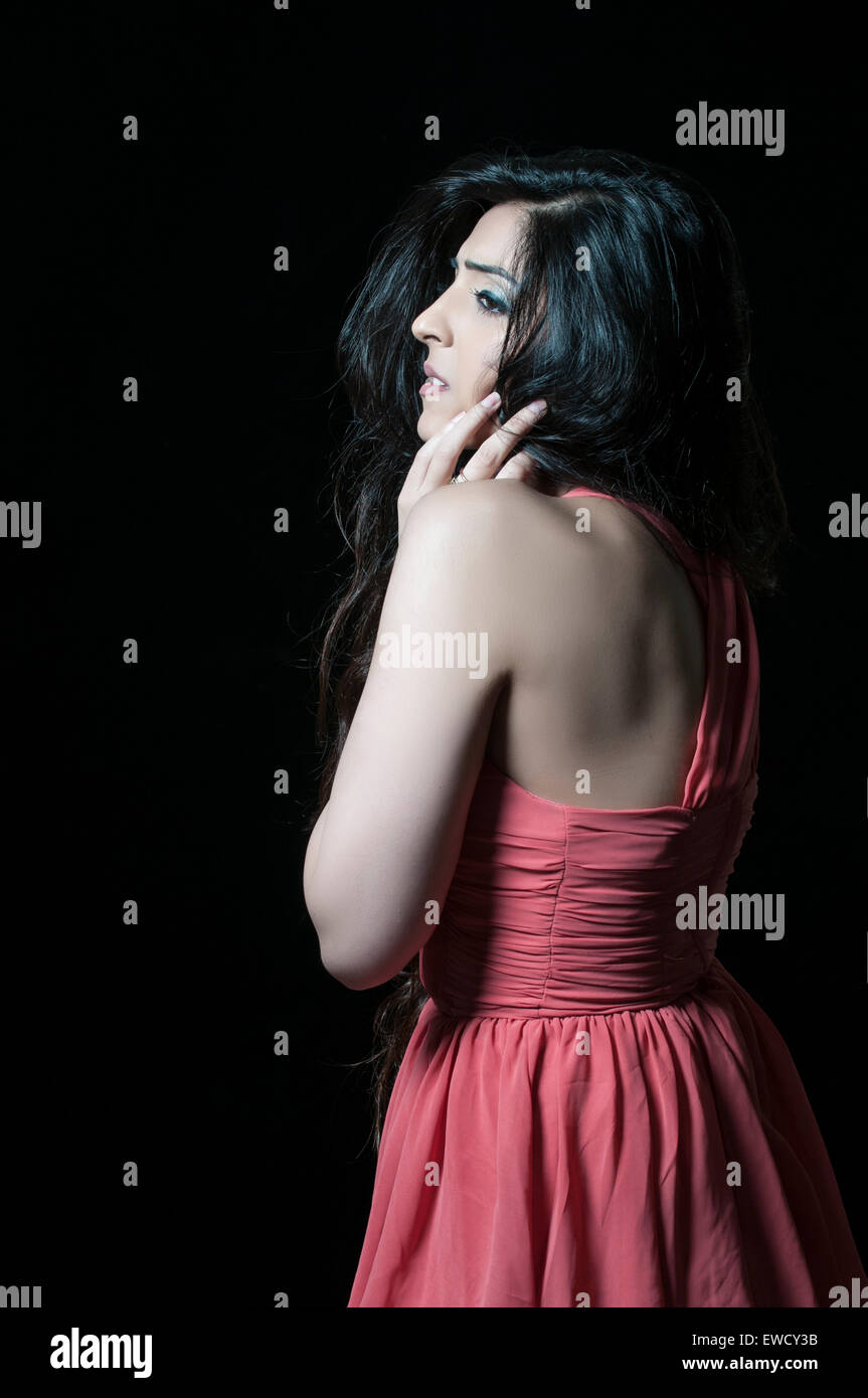 Preoccupato della donna che guarda lontano Foto Stock