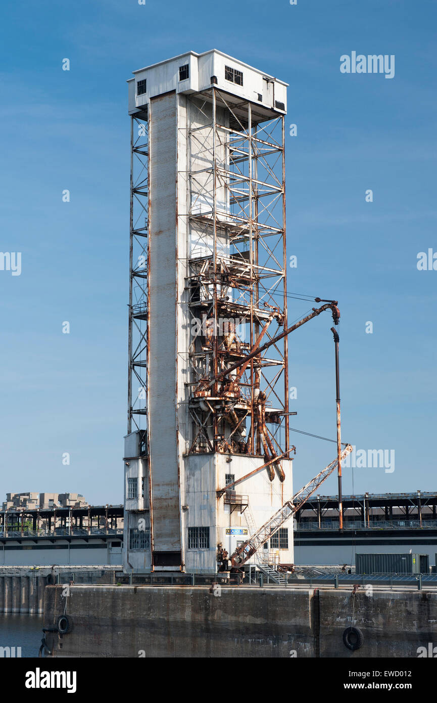 Torre Marino progettato per scaricare la granella dalle navi nel porto di Montreal. Costruito negli anni cinquanta, esso non è più in uso. Foto Stock