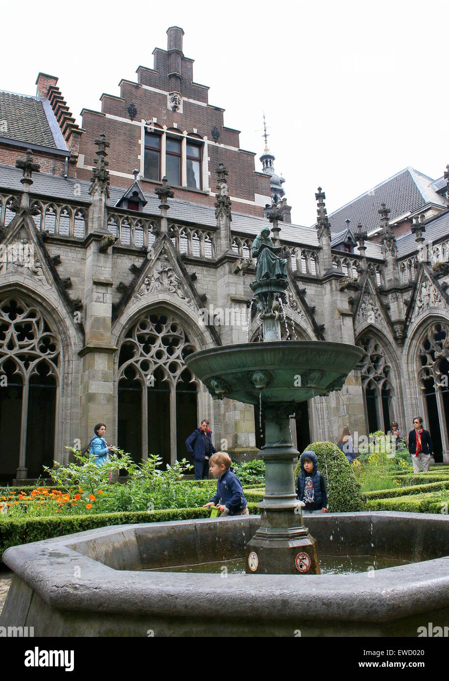Cortile interno (Pandhof) di gotica Chiesa del Duomo o San Martin's Cathedral, Utrecht, Paesi Bassi. La fontana e la statua di Hugo Wstinc Foto Stock