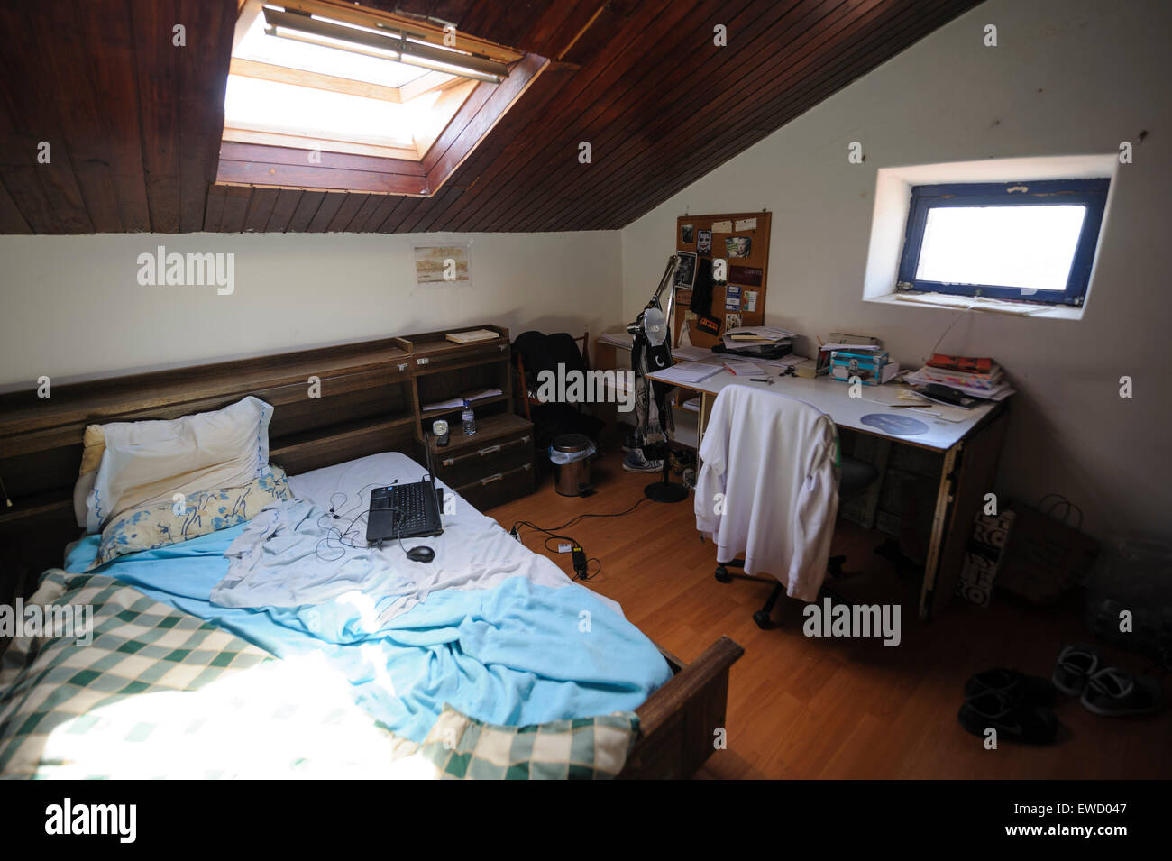 Confuso e angusti mansarda camera da letto Foto Stock