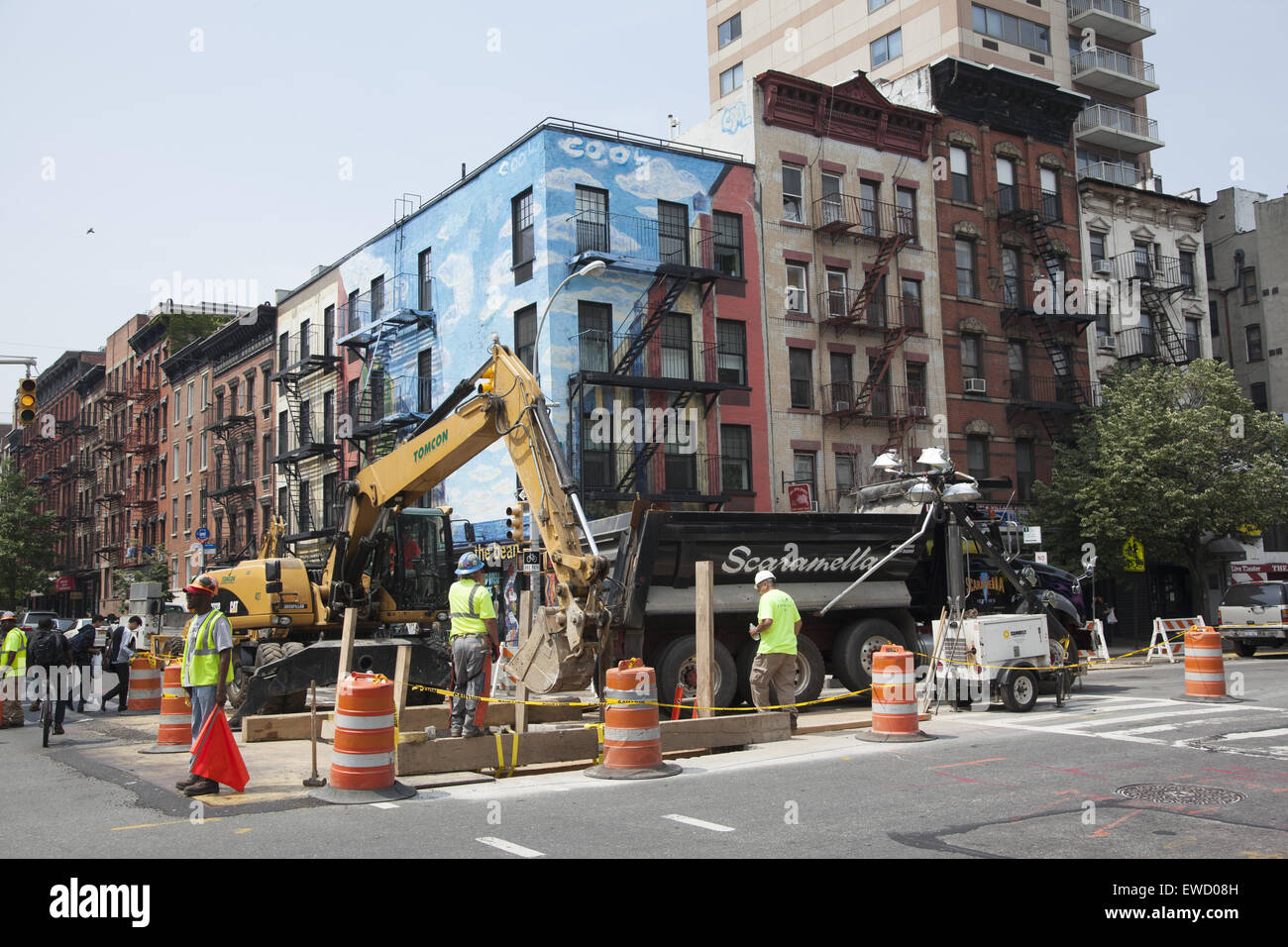Camminando lungo il 1° Avenue passando street riparazione nell'East Village, a Manhattan, New York City. Foto Stock