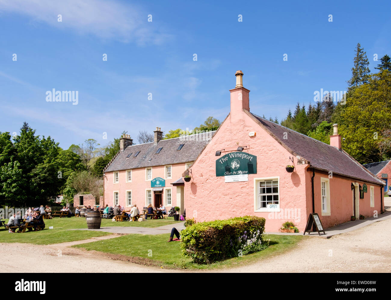 Sala da pranzo di persone al di fuori del Wineport bar e ristorante bistro vicino a Brodick, Isle of Arran, North Ayrshire, in Scozia, Regno Unito, Gran Bretagna Foto Stock