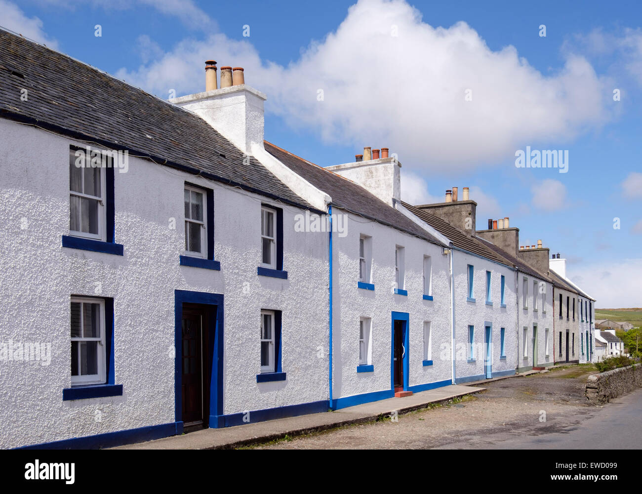 Fila di tradizionali bianco vecchio case a schiera lungo la strada principale di Port Charlotte Isle of Islay Ebridi Interne in Scozia UK Foto Stock