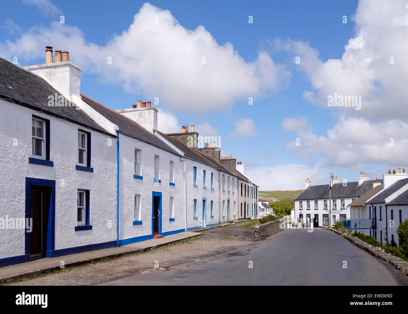 Tradizionale bianco vecchie case a schiera lungo una strada847 in Port Charlotte Isle of Islay Ebridi Interne Western Isles della Scozia UK Foto Stock