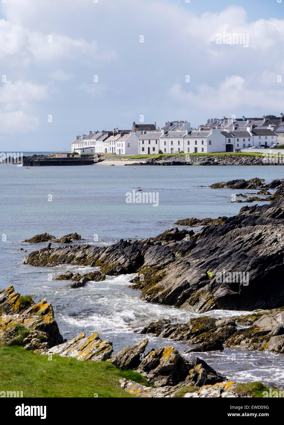 Vista lungo isola scozzese costa rocciosa del Loch Indaal a Port Charlotte Isle of Islay Western Isles Ebridi Interne in Scozia UK Foto Stock
