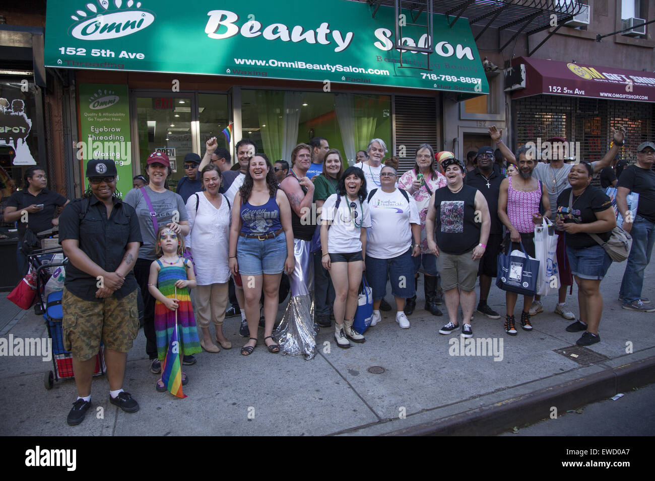 La gente ottenere pronto a marzo a e o guardare il LGBT, Gay Pride Parade che annualmente si svolge sulla Quinta Avenue a Park Slope, Broo Foto Stock