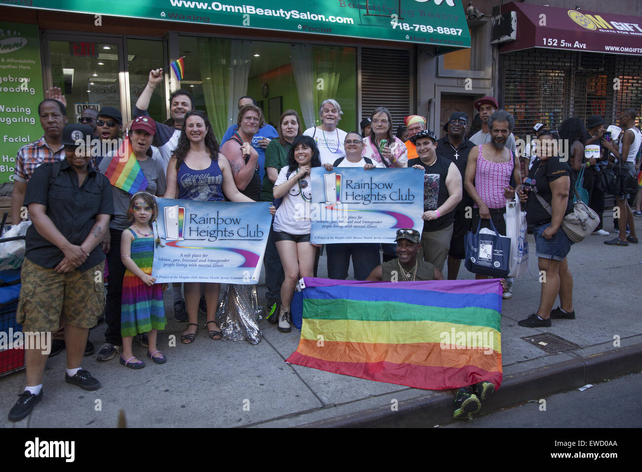 La gente ottenere pronto a marzo a e o guardare il LGBT, Gay Pride Parade che annualmente si svolge sulla Quinta Avenue a Park Slope, Broo Foto Stock