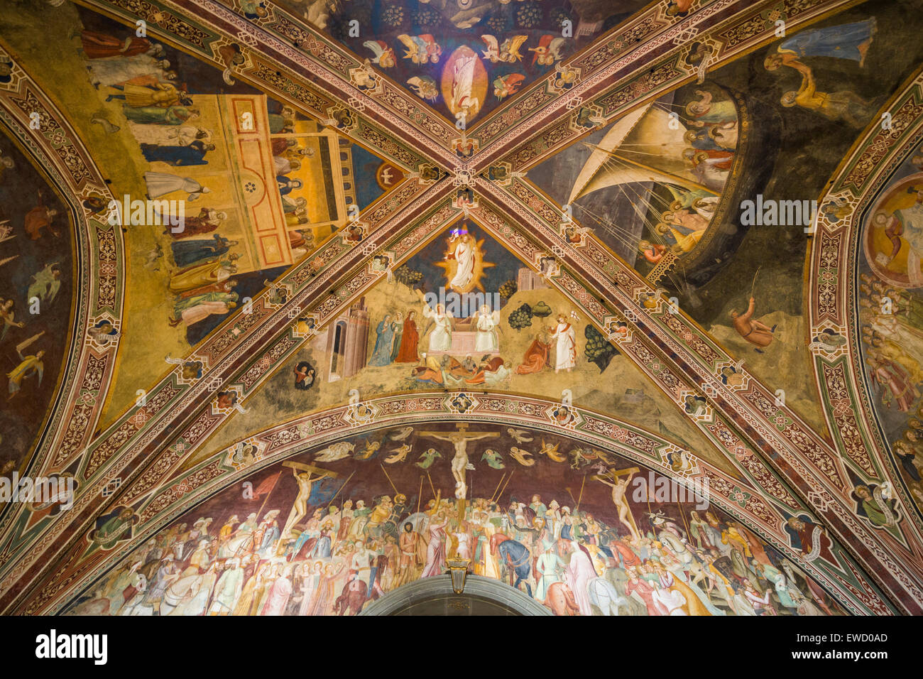 Parete altare della crocifissione e la vault, Cappella Spagnola, Santa Maria Novella, Firenze, Italia Foto Stock