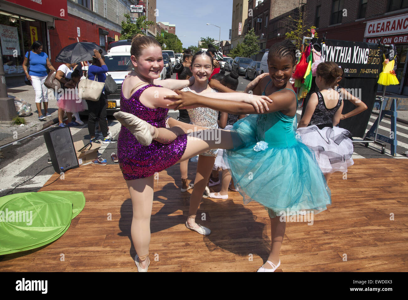 Giovani donne eseguire a Flatbush Avenue Street Festival da una locale scuola di ballo a Brooklyn, New York. Foto Stock