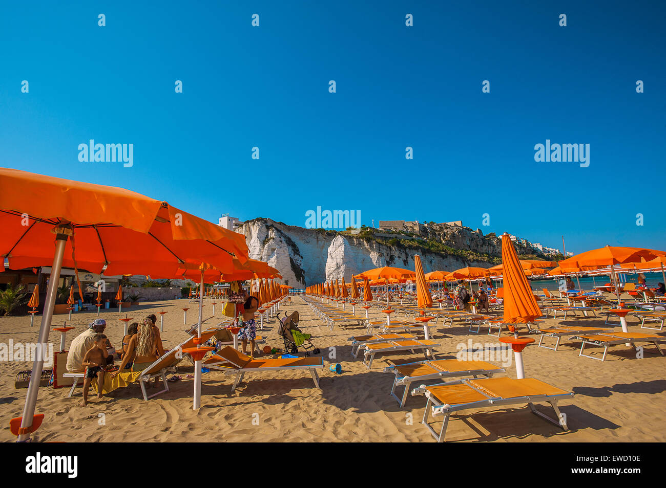 Italia Puglia Gragano Vieste la roccia Pizzomunno e la spiaggia Foto Stock