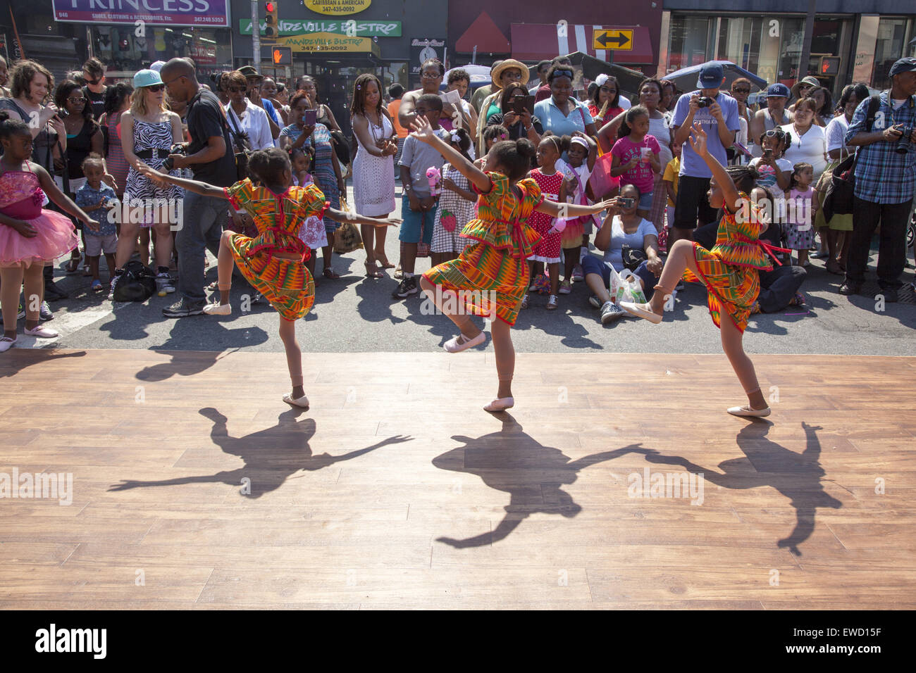 Giovani donne eseguire a Flatbush Avenue Street Festival da una locale scuola di ballo a Brooklyn, New York. Foto Stock