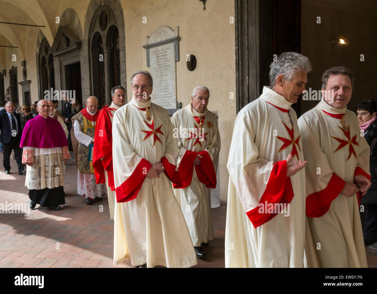 Il clero cattolico con croce di malta in processione, la Basilica di San Lorenzo di Firenze, Italia Foto Stock