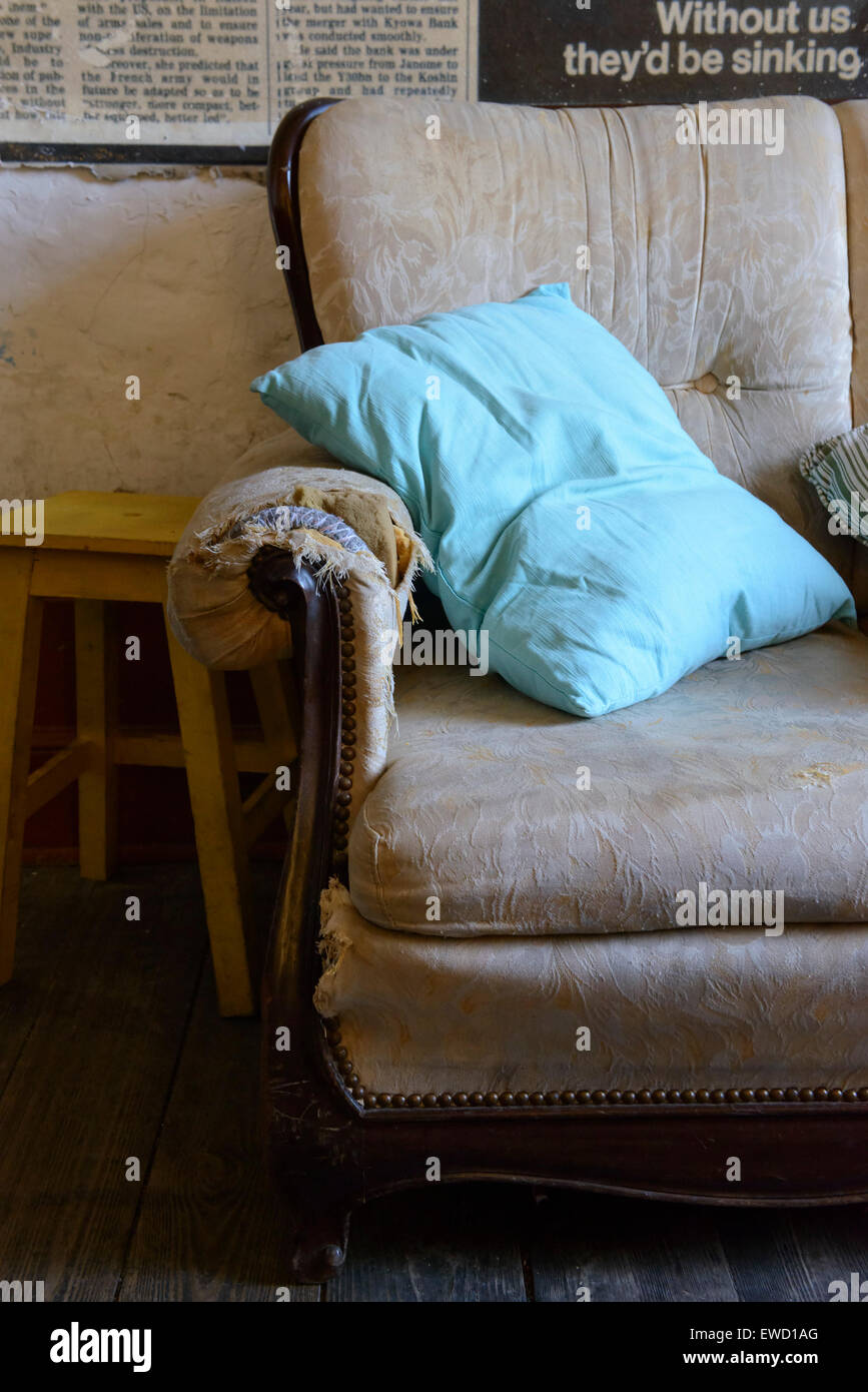 Vecchio divano shabby Foto Stock