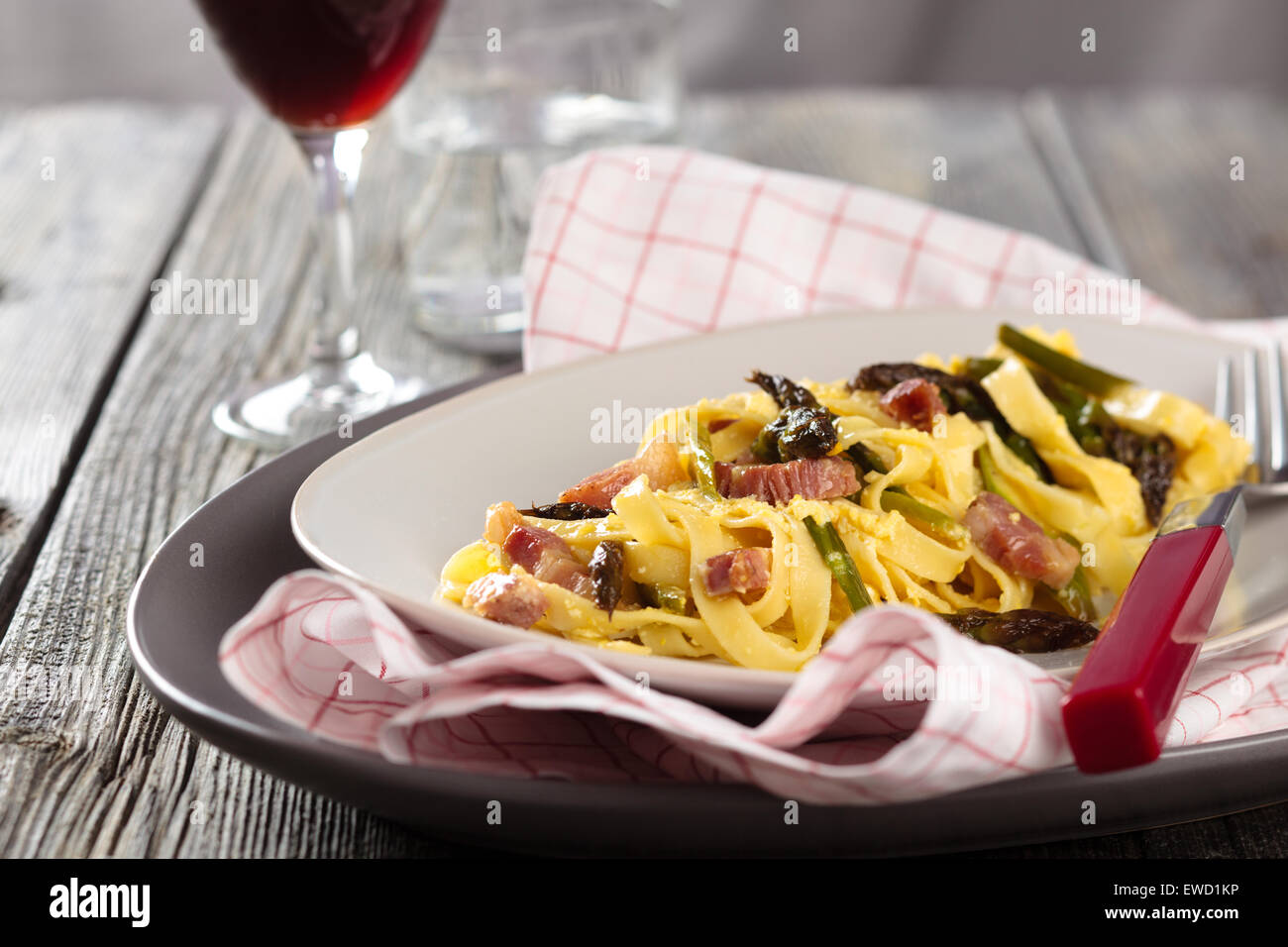 La pasta italiana la carbonara con gli asparagi. Foto Stock